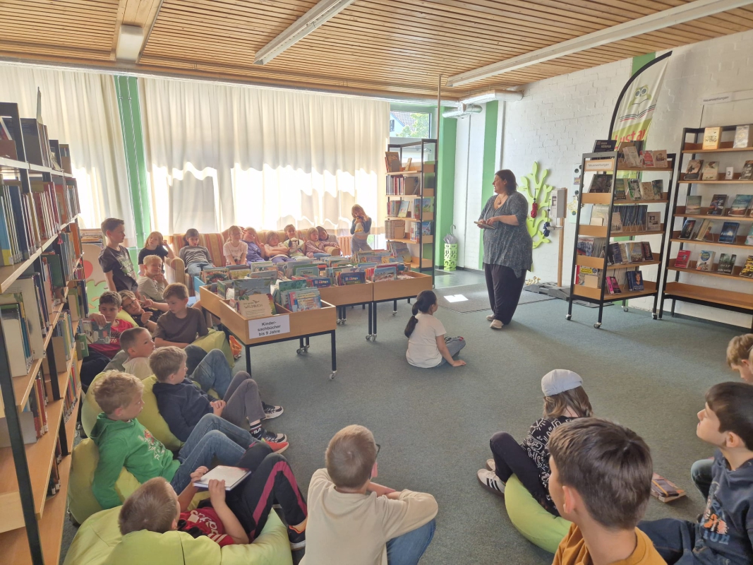 Die Klasse 2 besucht die Bücherei